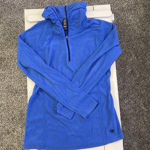 Small blueish purple mountain hardwear pullover fleece